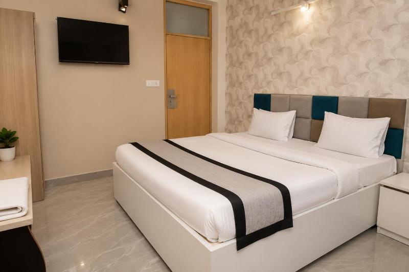 Hotel Stars Q-48 Near Noida Stadium & Noida Sec 15-16 Metro - image 11