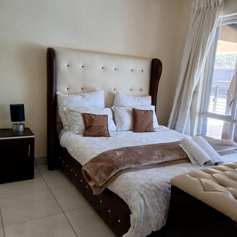 Spacious Executive Stay in Waterford Park - image 7