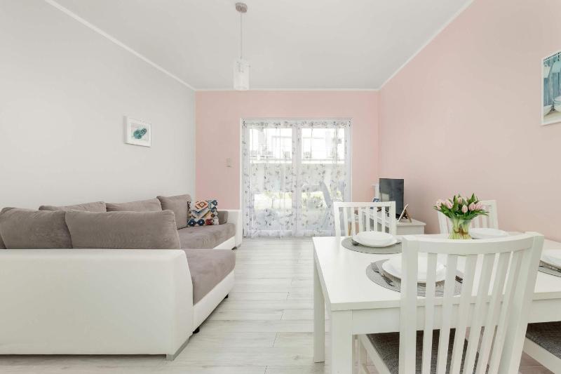 Komfortowy Apartament z Tarasem Blisko Plaży z Dodatkowymi Udogodnieniami w Pobierowie by Noclegi Renters - image 3