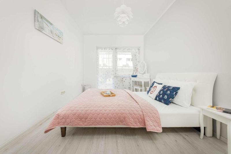 Komfortowy Apartament z Tarasem Blisko Plaży z Dodatkowymi Udogodnieniami w Pobierowie by Noclegi Renters - image 25