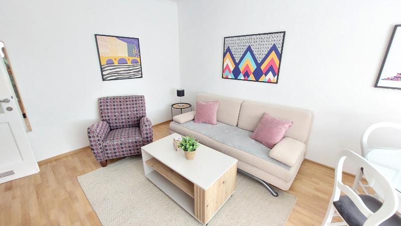 Cozy City Centre Apartment with Free Parking - image 6