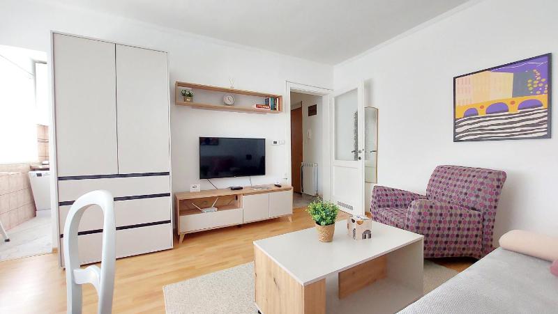 Cozy City Centre Apartment with Free Parking - image 4
