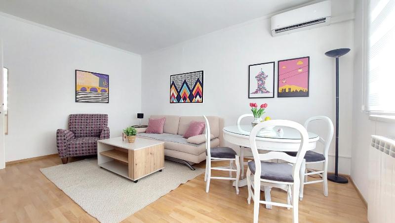 Cozy City Centre Apartment with Free Parking - image 10
