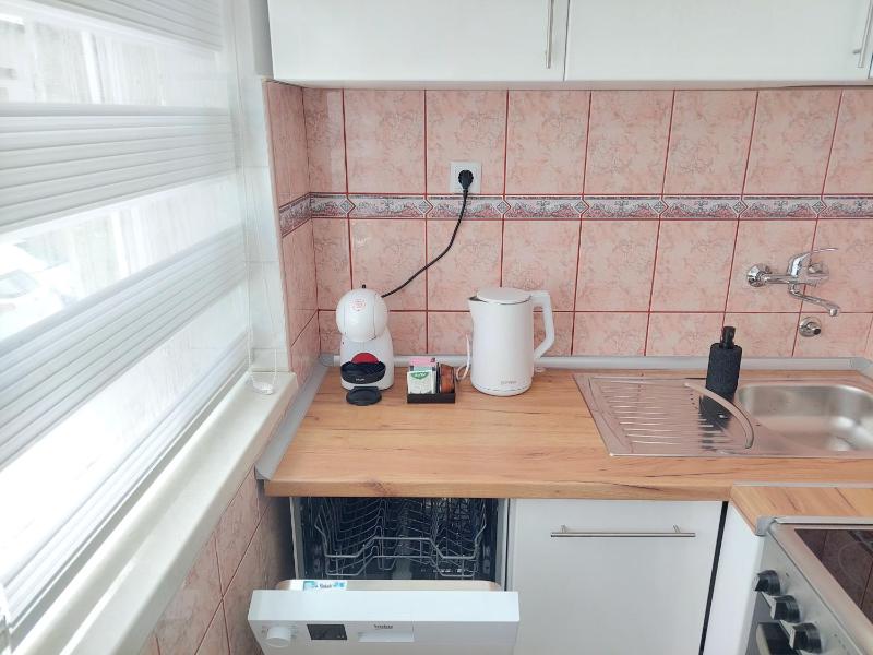 Cozy City Centre Apartment with Free Parking - image 11