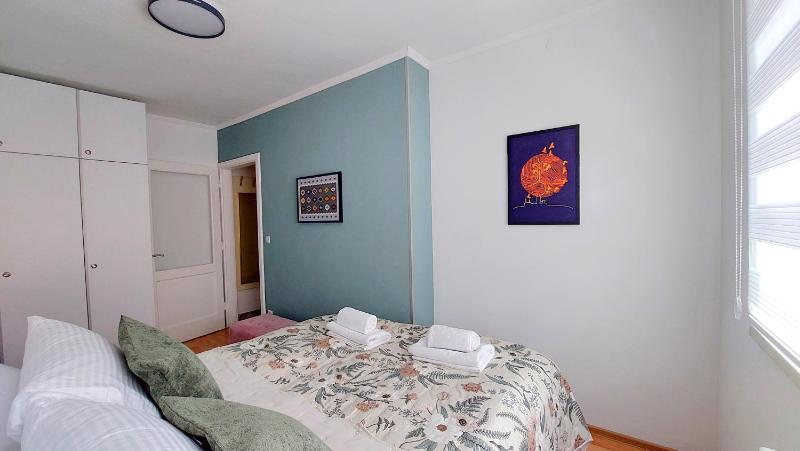 Cozy City Centre Apartment with Free Parking - image 5