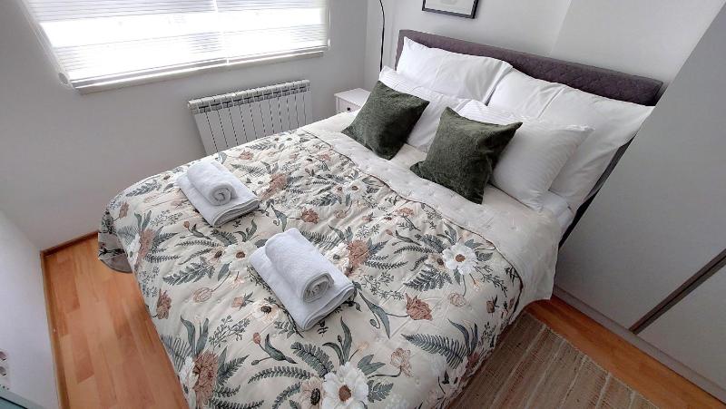 Cozy City Centre Apartment with Free Parking - image 16