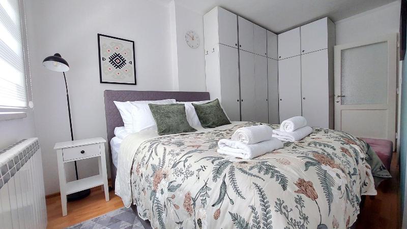 Cozy City Centre Apartment with Free Parking - image 3
