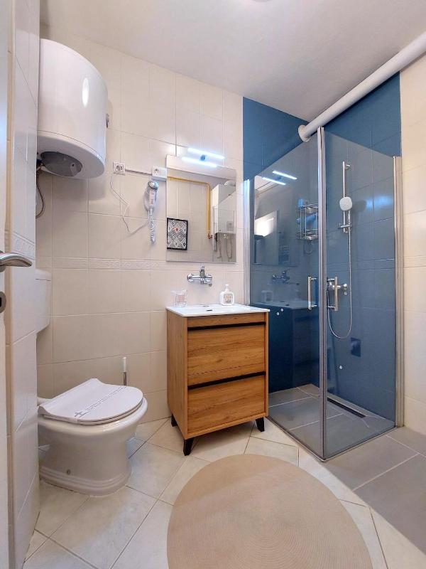 Cozy City Centre Apartment with Free Parking - image 15