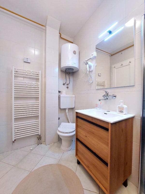 Cozy City Centre Apartment with Free Parking - image 2