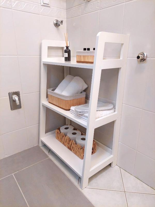 Cozy City Centre Apartment with Free Parking - image 13