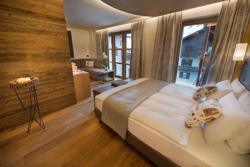 Junior Suite with Balcony image 4