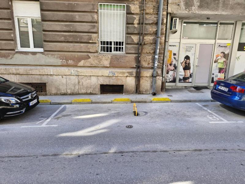 Cozy City Centre Apartment with Free Parking - image 12