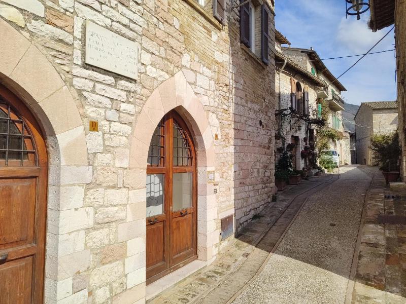 La Suite di San Rufino by MyAssisiSuite - Vicino a San Carlo Acutis - Dormi in una Casa del '400 - 75 mq PIANO TERRA NO Barriere Architettoniche - 2 Veri Letti Matrimoniali Zero Divani Letto - LIVE CHECK-IN No Key Box 2 Real Beds - Mówimy po polsku - image 8