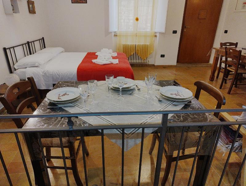 La Suite di Santa Chiara by MyAssisiSuite - Vicino a San Carlo Acutis - Dormi in una Casa del '400 - 125 mq RARO PIANO TERRA - 3 Veri Letti Matrimoniali Zero Divani Letto - LIVE CHECK-IN No Key Box 3 Real Beds Jacuzzi - Mówimy po polsku - image 5