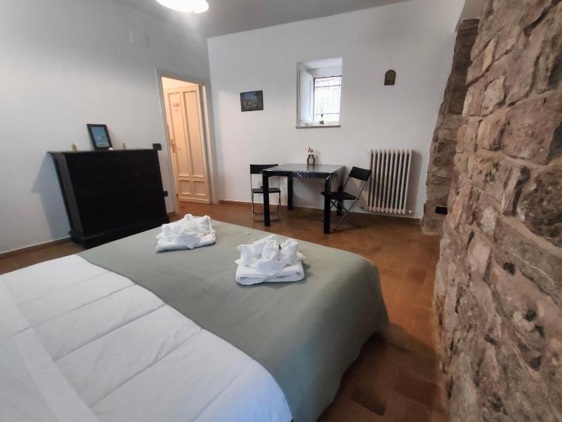 La Suite di Santa Chiara by MyAssisiSuite - Vicino a San Carlo Acutis - Dormi in una Casa del '400 - 125 mq RARO PIANO TERRA - 3 Veri Letti Matrimoniali Zero Divani Letto - LIVE CHECK-IN No Key Box 3 Real Beds Jacuzzi - Mówimy po polsku - image 19