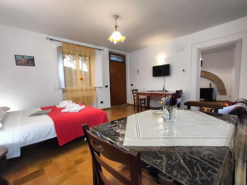 La Suite di Santa Chiara by MyAssisiSuite - Vicino a San Carlo Acutis - Dormi in una Casa del '400 - 125 mq RARO PIANO TERRA - 3 Veri Letti Matrimoniali Zero Divani Letto - LIVE CHECK-IN No Key Box 3 Real Beds Jacuzzi - Mówimy po polsku - image 9