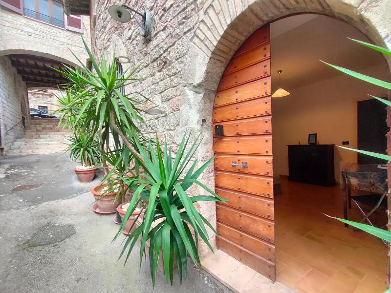 La Suite di Santa Chiara by MyAssisiSuite - Vicino a San Carlo Acutis - Dormi in una Casa del '400 - 125 mq RARO PIANO TERRA - 3 Veri Letti Matrimoniali Zero Divani Letto - LIVE CHECK-IN No Key Box 3 Real Beds Jacuzzi - Mówimy po polsku - image 14