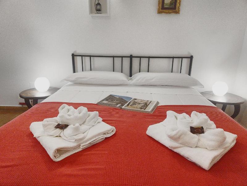 La Suite di Santa Chiara by MyAssisiSuite - Vicino a San Carlo Acutis - Dormi in una Casa del '400 - 125 mq RARO PIANO TERRA - 3 Veri Letti Matrimoniali Zero Divani Letto - LIVE CHECK-IN No Key Box 3 Real Beds Jacuzzi - Mówimy po polsku - image 10