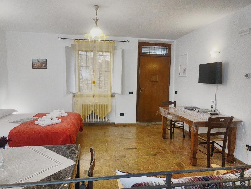 La Suite di Santa Chiara by MyAssisiSuite - Vicino a San Carlo Acutis - Dormi in una Casa del '400 - 125 mq RARO PIANO TERRA - 3 Veri Letti Matrimoniali Zero Divani Letto - LIVE CHECK-IN No Key Box 3 Real Beds Jacuzzi - Mówimy po polsku - image 25
