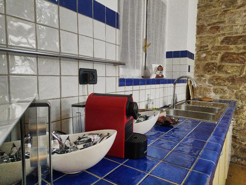 La Suite di Santa Chiara by MyAssisiSuite - Vicino a San Carlo Acutis - Dormi in una Casa del '400 - 125 mq RARO PIANO TERRA - 3 Veri Letti Matrimoniali Zero Divani Letto - LIVE CHECK-IN No Key Box 3 Real Beds Jacuzzi - Mówimy po polsku - image 4