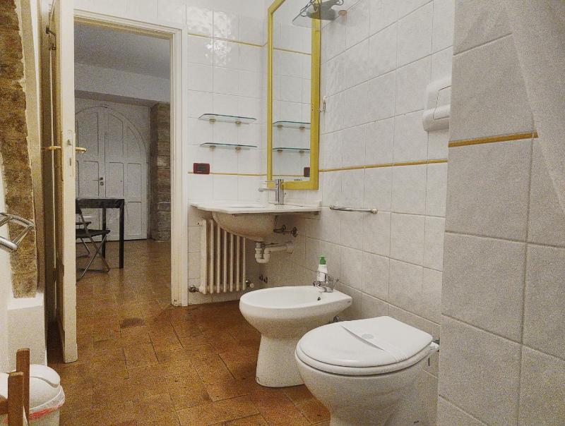 All'Ombra di Santa Chiara by MyAssisiSuite - Vicino a San Carlo Acutis - Dormi in una Casa del '400 - 140 mq RARO PIANO TERRA - 4 Veri Letti Matrimoniali Zero Divani Letto - LIVE CHECK-IN No Key Box 3 Real Beds Jacuzzi - Mówimy po polsku - image 24