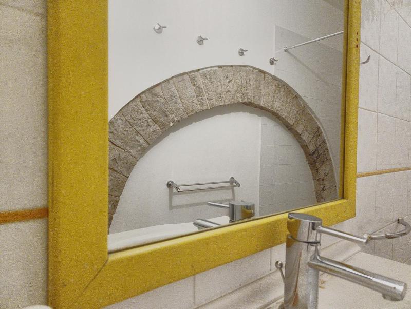 All'Ombra di Santa Chiara by MyAssisiSuite - Vicino a San Carlo Acutis - Dormi in una Casa del '400 - 140 mq RARO PIANO TERRA - 4 Veri Letti Matrimoniali Zero Divani Letto - LIVE CHECK-IN No Key Box 3 Real Beds Jacuzzi - Mówimy po polsku - image 8