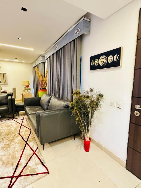 Exclusive 4BDR Villa in Prime Location with Ample Parking Spaces Plus Fast Wi-Fi - image 11