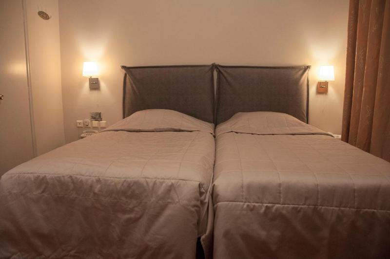 Twin Room with Bathroom image 2
