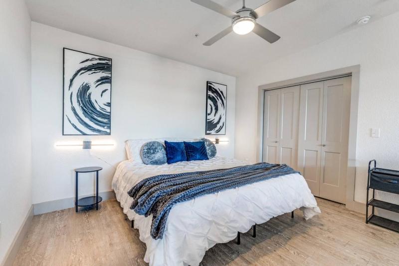 Riverwalk Penthouse Skyline Views RSV Parking Pet Friendly Free parking - image 6