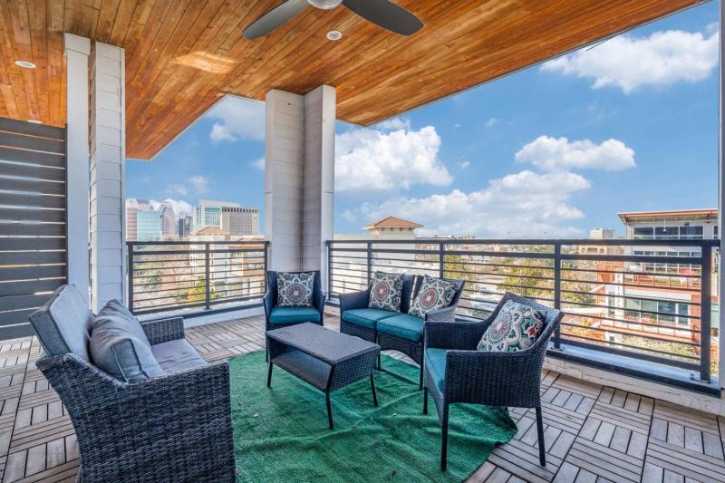 Riverwalk Penthouse Skyline Views RSV Parking Pet Friendly Free parking - image 10