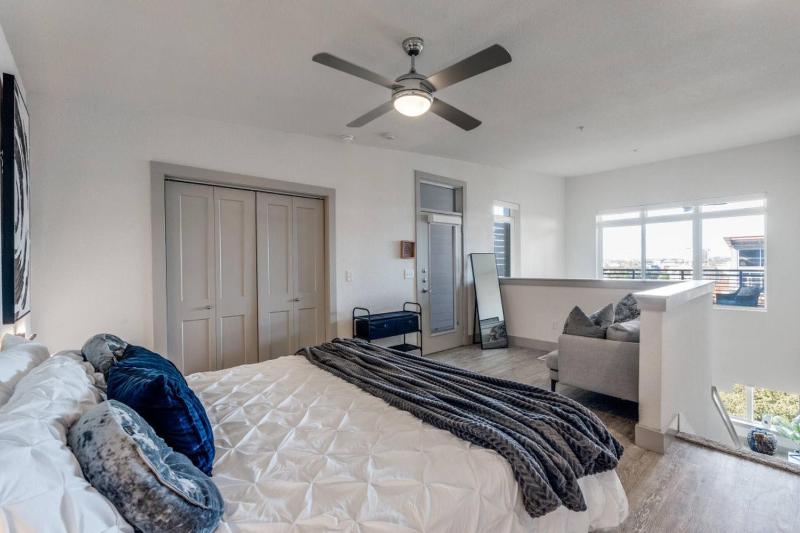 Riverwalk Penthouse Skyline Views RSV Parking Pet Friendly Free parking - image 20