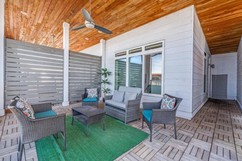 Riverwalk Penthouse Skyline Views RSV Parking Pet Friendly Free parking - image 5