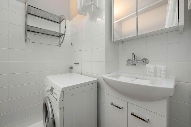 Spacious Apartment for Friends with Balcony & Workspace by Noclegi Renters - image 11