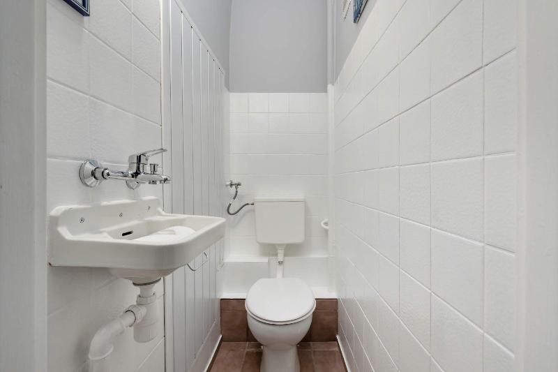 Spacious Apartment for Friends with Balcony & Workspace by Noclegi Renters - image 3