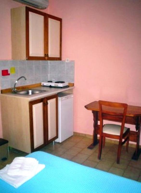 Studio (2 Adults) image 3