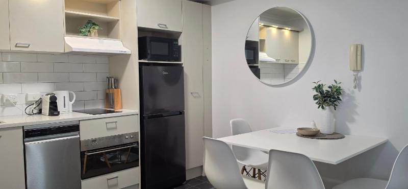 Immaculate 2BDR Central City Chic Apartment - image 2
