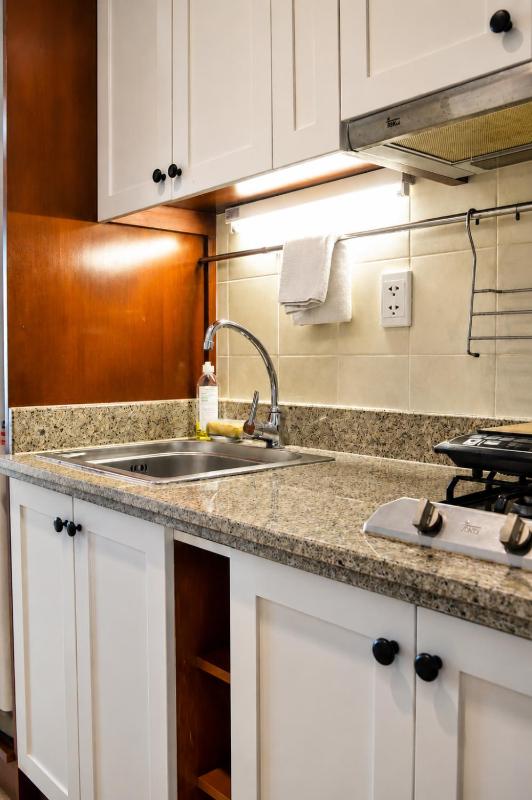 The Manor - Quiet Comfortable & Central Studio with Pool Access - image 9