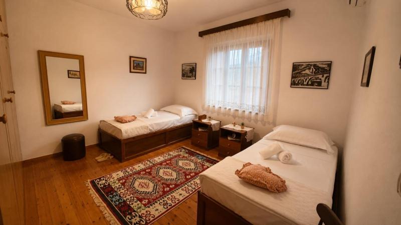 Vila28-Family Stay with Mangalem &City Berat - image 2
