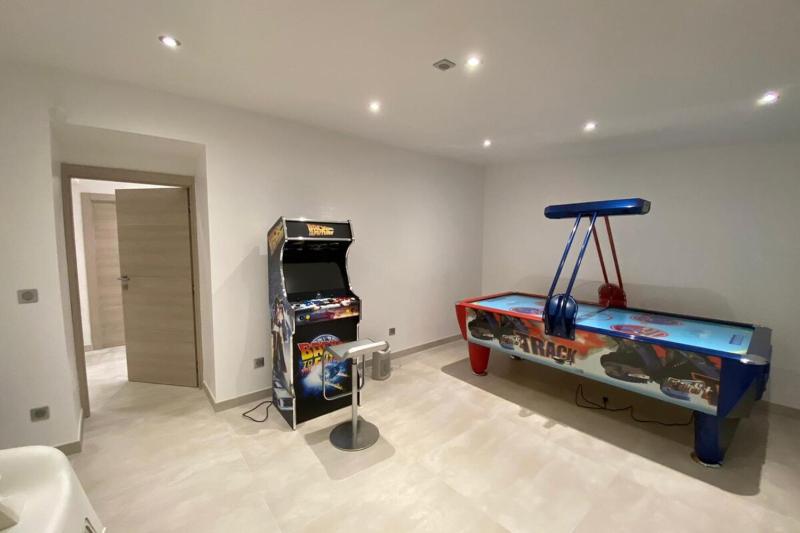 Maison Calypso Luxury Lakefront Villa with Hot Tub & Sauna - image 4