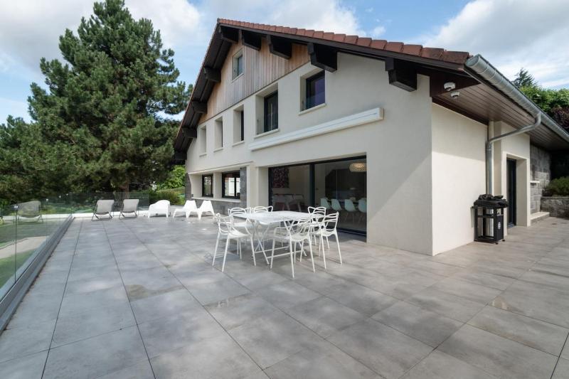 Maison Calypso Luxury Lakefront Villa with Hot Tub & Sauna - image 9