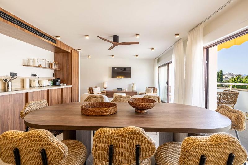 5 CANADA - 3-Bedroom Apartment with Terrace Cannes Carlton - image 4