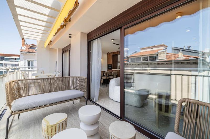 5 CANADA - 3-Bedroom Apartment with Terrace Cannes Carlton - image 11