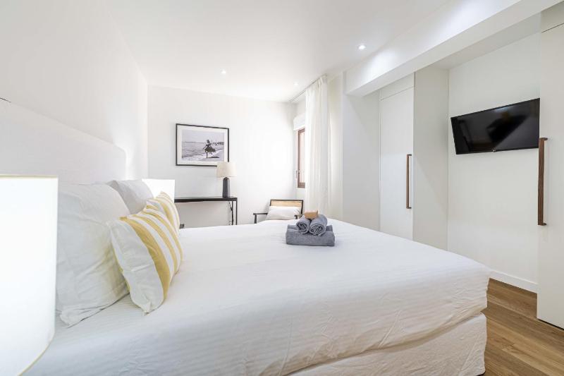 5 CANADA - 3-Bedroom Apartment with Terrace Cannes Carlton - image 10
