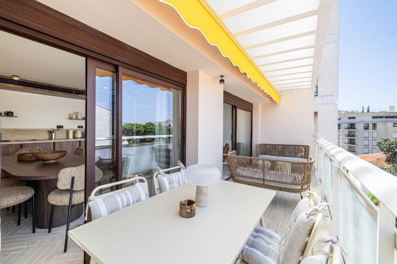 5 CANADA - 3-Bedroom Apartment with Terrace Cannes Carlton - image 9