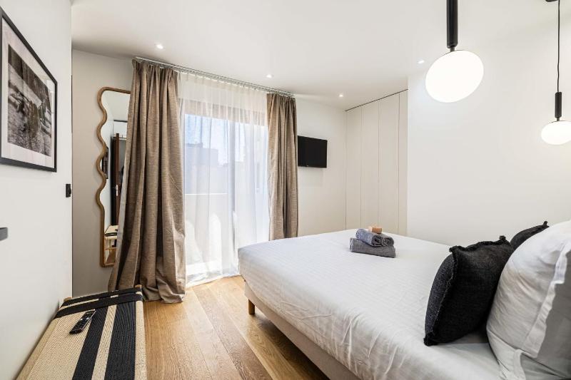 5 CANADA - 3-Bedroom Apartment with Terrace Cannes Carlton - image 2