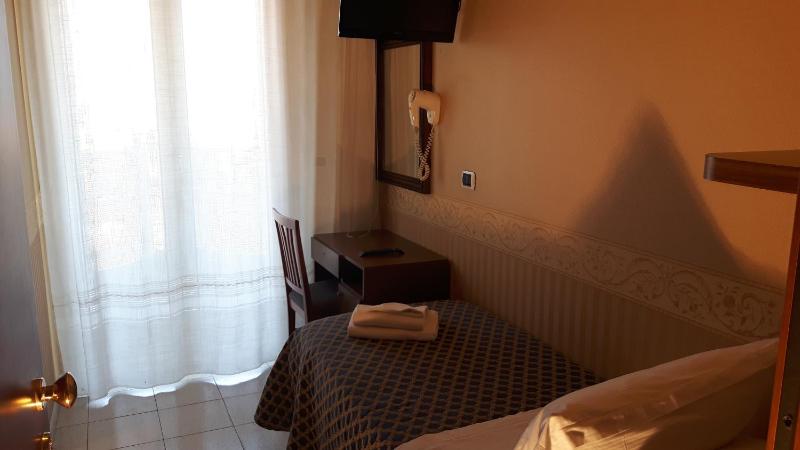 Single Room image 3