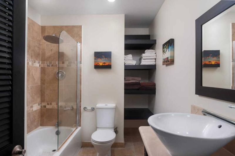 Wonderful 1-bed condo 2min walk to beach & more - image 10
