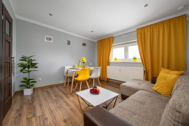 Market Square Corner Apartment Kuźnicza by Noclegi Renters - image 1