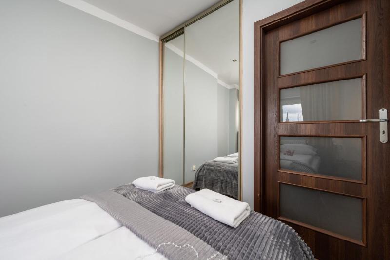 Market Square Corner Apartment Kuźnicza by Noclegi Renters - image 13