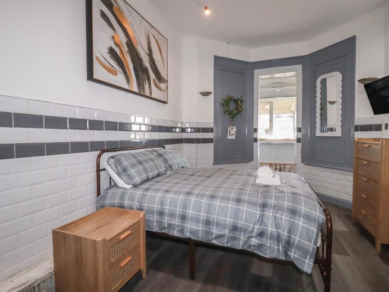 Shoreline Apartment No 3 - image 17